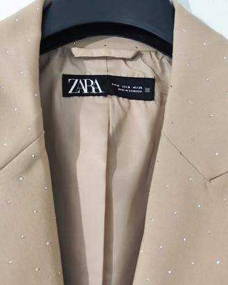 Completo elegante beige con strass Zara