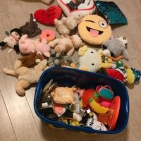 vari peluches cuscini e giocattoli in contenitore 