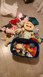 vari peluches cuscini e giocattoli in contenitore 