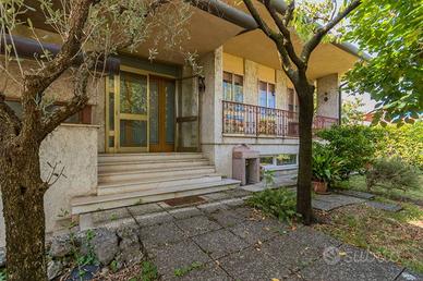 Villa di 180 m² con più di 5 locali e box auto dop