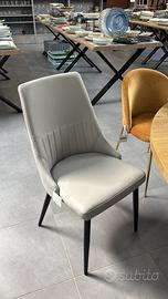 Poltroncina imbottita bianco ghiaccio in ecopelle