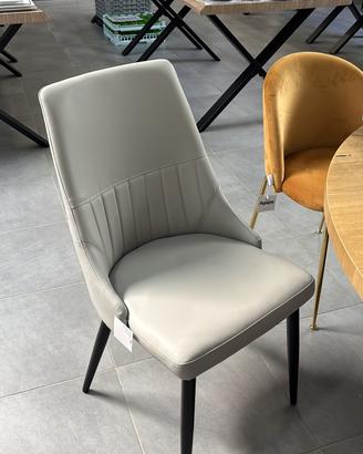 Poltroncina imbottita bianco ghiaccio in ecopelle
