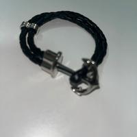 Bracciale nero con ancora di metallo