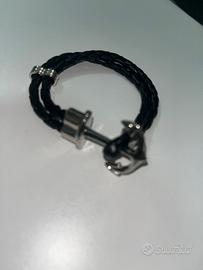 Bracciale nero con ancora di metallo