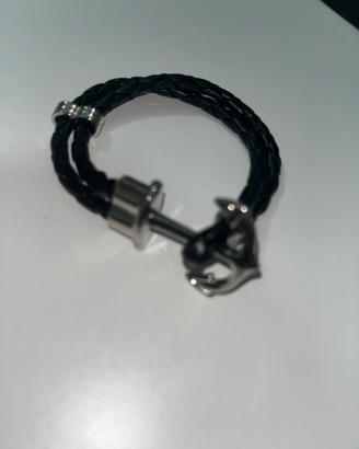 Bracciale nero con ancora di metallo