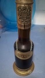 Bottiglie di vecchia Romagna brandy con guarnitura
