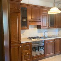 Cucina completa con tavolo