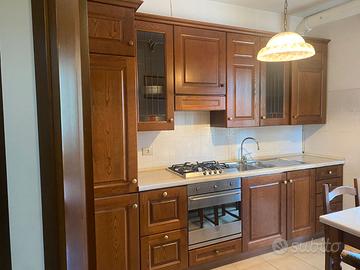 Cucina completa con tavolo