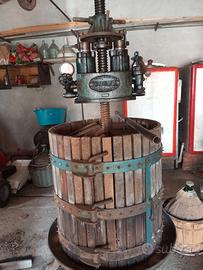 Torchio da vino più botti in omaggio