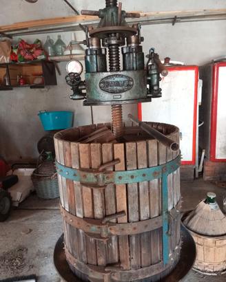 Torchio da vino più botti in omaggio