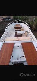 Barca a motore in vetroresina