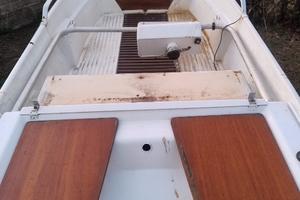 Barca a motore in vetroresina