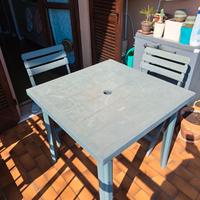 Tavolo verde + 2 sedie