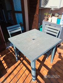 Tavolo verde + 2 sedie