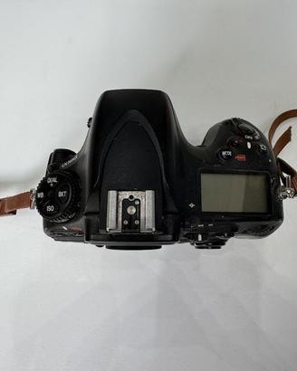 Nikon D800 + scatolo, batteria e flash SB-800