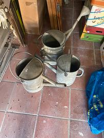 Innaffiatoi vecchi in alluminio