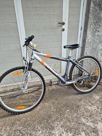 mountain bike praticamente nuova