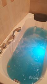 Vasca idromassaggio con radio e cromoterapia