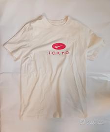 T-shirt Nike "The Nike Tee" (Modello Tokyo)