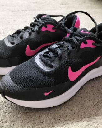 Scarpe da ginnastica femminili Nike 37. 5