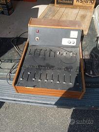 Mixer artigianale vintage e tre microfoni