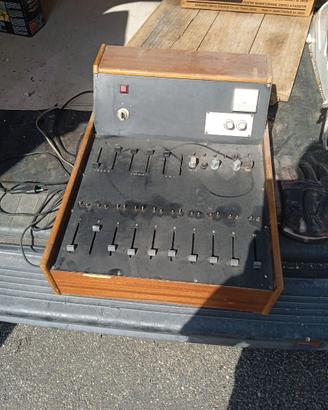 Mixer artigianale vintage e tre microfoni