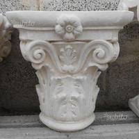 Capitello corinzio in cemento bianco