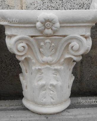 Capitello corinzio in cemento bianco