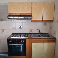 Cucina + tavolo con 4 sedie +divano