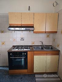 Cucina + tavolo con 4 sedie +divano