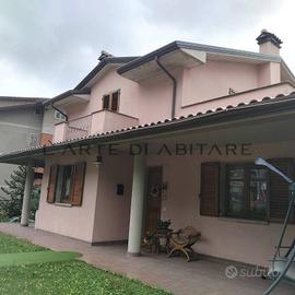 Villa di 296 m² con più di 5 locali e posto auto a