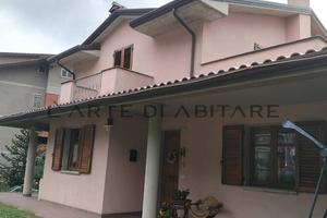 Villa di 296 m² con più di 5 locali e posto auto a