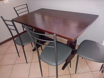 Tavolo in simil legno  con 4 sedie