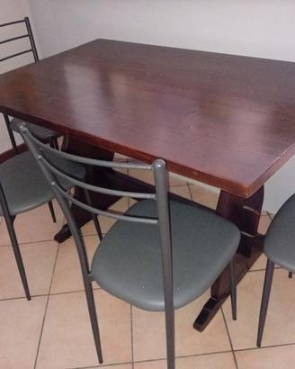 Tavolo in simil legno  con 4 sedie
