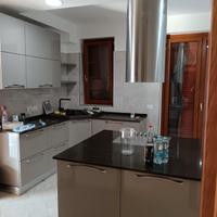 Cucina completa di elettrodomestici.