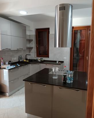 Cucina completa di elettrodomestici.