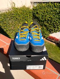 Scarpe da trekking, avvicinamento Adidas Terrex