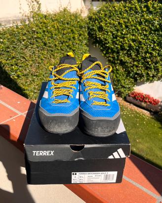 Scarpe da trekking, avvicinamento Adidas Terrex