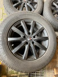 Cerchi in lega con pneumatici da neve 215 65 16