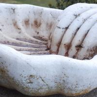 Antica acquasantiera in marmo