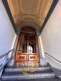 Palazzo / Stabile di 700 m² con più di 5 locali a 