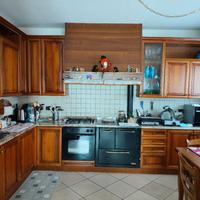 Cucina con elettrodomestici