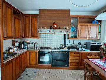 Cucina con elettrodomestici