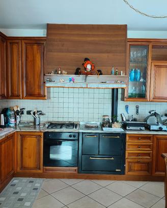 Cucina con elettrodomestici
