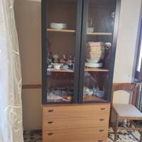 Vetrina in legno con cassettiera