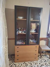 Vetrina in legno con cassettiera