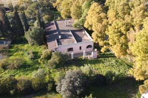 Villa e dependance su 4,5 ettari a 500 mt dal mare