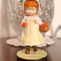 Statuina Sarah Kay Atlas Collection