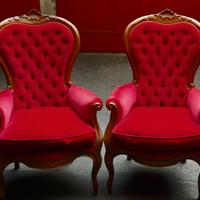 Poltroncine in velluto bordeaux e legno di noce