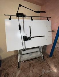 Tavolo da disegno con tecnigrafo
